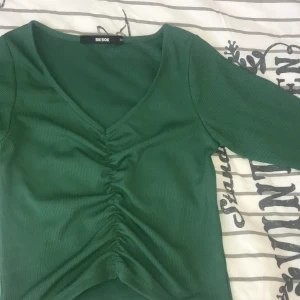 💚💚 - •En V-ringad croptop från Bik bok.                              •I strl Xs, använd några gånger.                             •Frakt tillkommer.