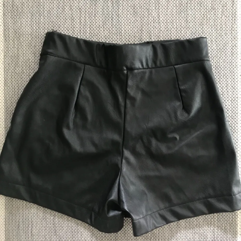 Skinnshorts från Boohoo med dragkedja på sidan och fickor framtill.🖤 Aldrig använda.. Shorts.