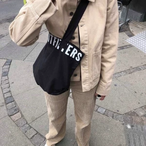 Jacka från Urban outfitters - Inköpt i Köpenhamn förra året för 1000 kr, använd 1 gång så i toppskick! Storlek M, kan användas som jacka men även lite tjockare  ”skjorta”. 