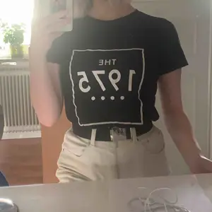 The 1975 t shirt! Den har blivit lite nopprig (går säkert att fixa) och märket har blivit litet slitet, annars är den i fint skick!