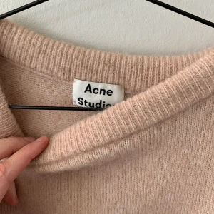 Acne moh L - Jättefin tröja från Acne. Storlek L. Skickas mot porto 55:-