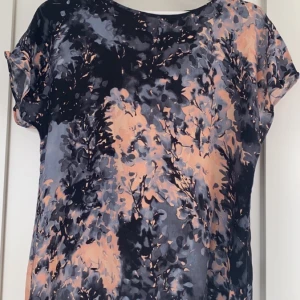 Tröja - En jättefin och bekväm tröja med färgglada färger! I storlek M men passar bra som en S! 