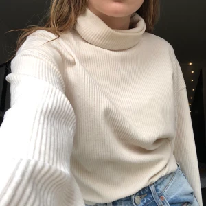 Vit polotröja - Knappt använd polotröja från Gina Tricot, köparen står för frakt 💕