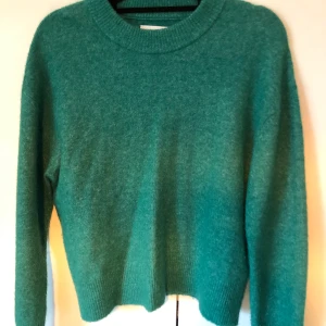 Stickad grön tröja från Samsøe Samsøe  - Superfin grön färg! Perfekt till sommaren. Ullblandning med alpacka och merino. Knappt använd!