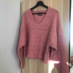  - Rosa stickad tröja från Bik Bok, den är väldigt oversized skulle kunna passa storlek L, köpare står för frakt
