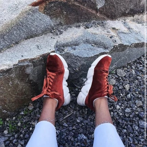 Vinröda sneakers, 38. Från Nelly!  - Sneakers i bra skick från Nelly. Passar en 37 också! 