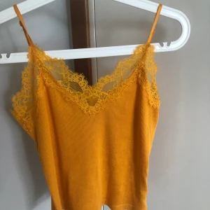 Spetslinne - Ett fint linne med spetsdetalj, perfekt till sommaren. Är helt felfri! Frakten är inräknad i priset:)