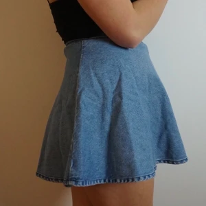 Jeanskjol  - Jeanskjol i storlek XS (är man en S funkar den med), bra skick. Jag står för frakten.