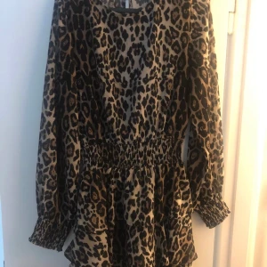 Leopard klänning - Leopard klänning. Använd 1 gång. Storlek 38.