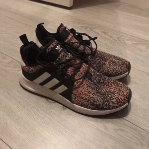 As sköna Adidas xplr i storlek 43 - Säljer dessa svin snygga och bekväma adidas xplr som är i jätte bra skick, köpte dom för 950 kr. Dom är väldigt lite använda. (Priset kan diskuteras) (lite frakt tillkommer) säljer dom för att jag inte fick någon användning för dom.