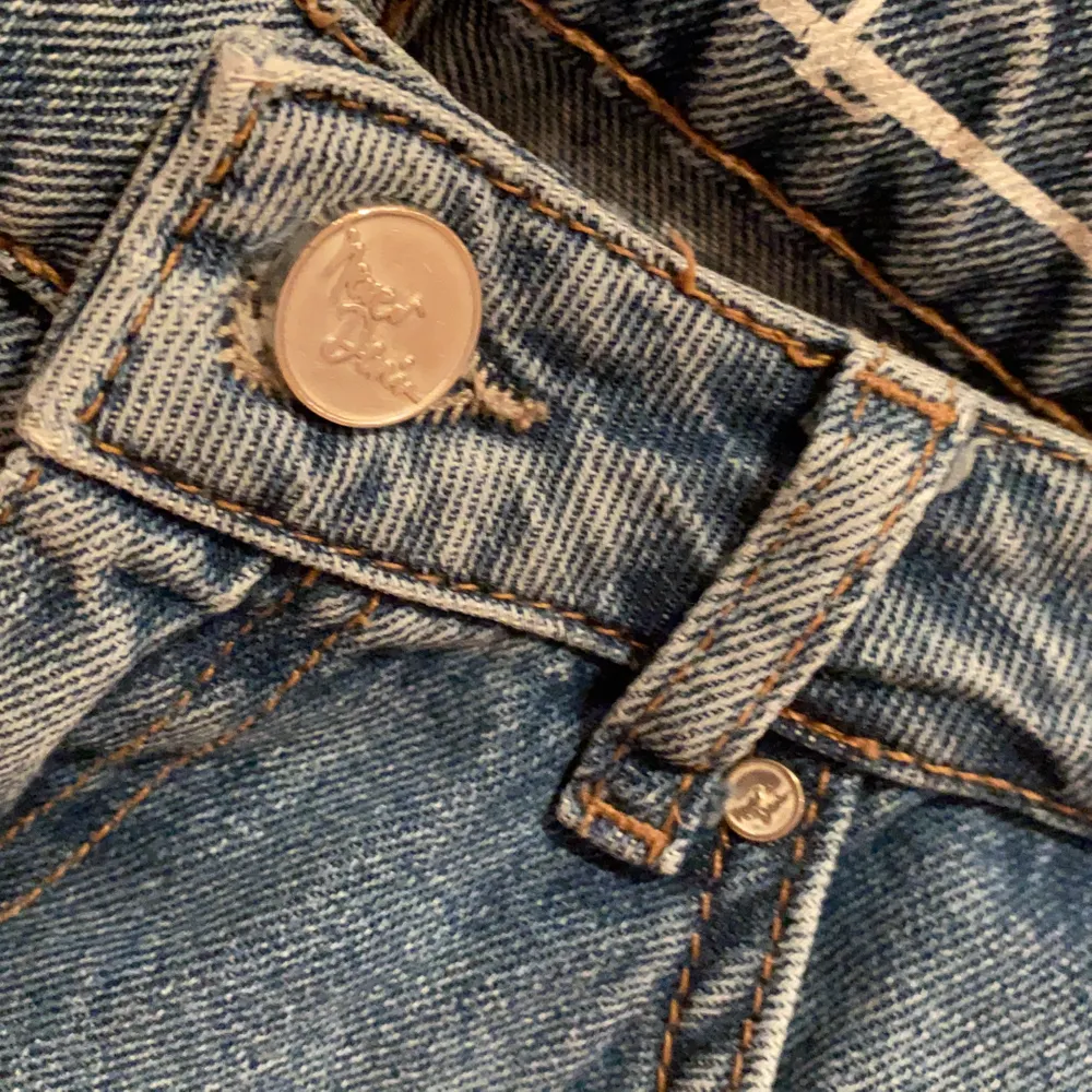 Ljusblåa mom jeans från bikbok i storleken xs. Använda fåtal gånger, säljer pga för små. Exklusive frakt. Jeans & Byxor.
