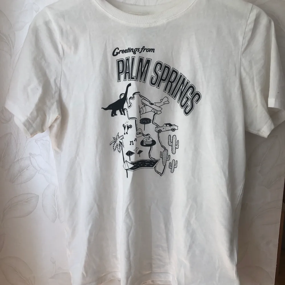 Snygg basic tröja från Gina i storlek S🌴 Superfint skick, och kan fraktas💞. T-shirts.
