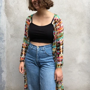 Klänning/Kimmono chiffong  - Fräcka färger och mönster. Går att använda som kimono men gå även att knäppa och ha som klänning. 