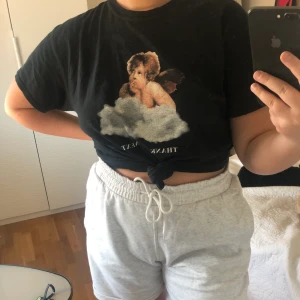 T-Shirt från Boohoo - Säljer en t-shirt från BooHoo som är super skön och snygg att t.ex knyta eller stoppa in i byxorna osv.. Det står ”Thank you, next” på den💕 Frakt tillkommer!!