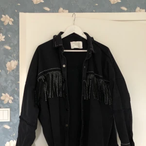 Zara Jeansjacka! - Jeansjacka ifrån Zara, använd 2 gånger. Storlek L men sitter som M! Nypris : 559kr