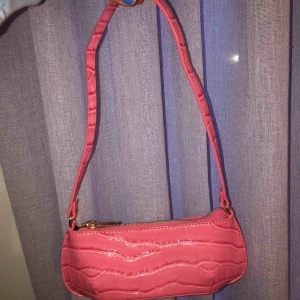  - Mini Axel väska, aldrig använd. Säljer pga liten, dock fin till en tunn klänning på sommaren