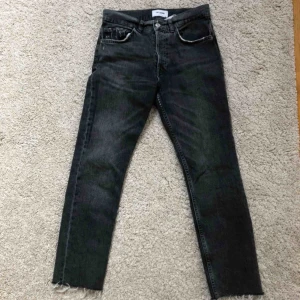  - Ett par gråa jeans från ZARA i storlek 36💕💕