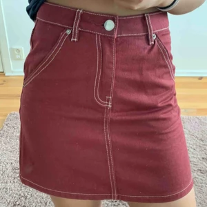  - Vinröd jeanskjol. Sitter tajt, använd 1 gång. Frakt ingår ej i priset
