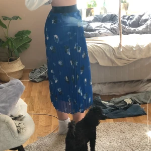 Blå kjol, Carin Wester  - Stl XS, men jag själv är M och den passar på mig. Har använt denna kjol ofta och några skönhetsfel finns därav det billiga priset💖