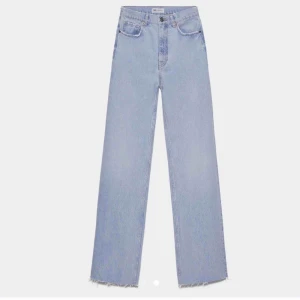  - Helt ärligt de snyggaste byxorna från zara, helt slut att köpa!  Säljer pga att jag köpte en för liten storlek... men hoppas nån annan känner att de kommer passa💕 Buda på Budet är nu på: 550kr