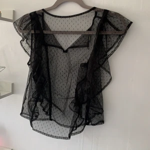 Bikbok blus XS - Skitsnygg blus från BIKBOK, den har volanger på sidan av bröstet!💓 materialet är som ”mesh” den är slutsåld!!! DEN PASSAR XS-S (+frakt)