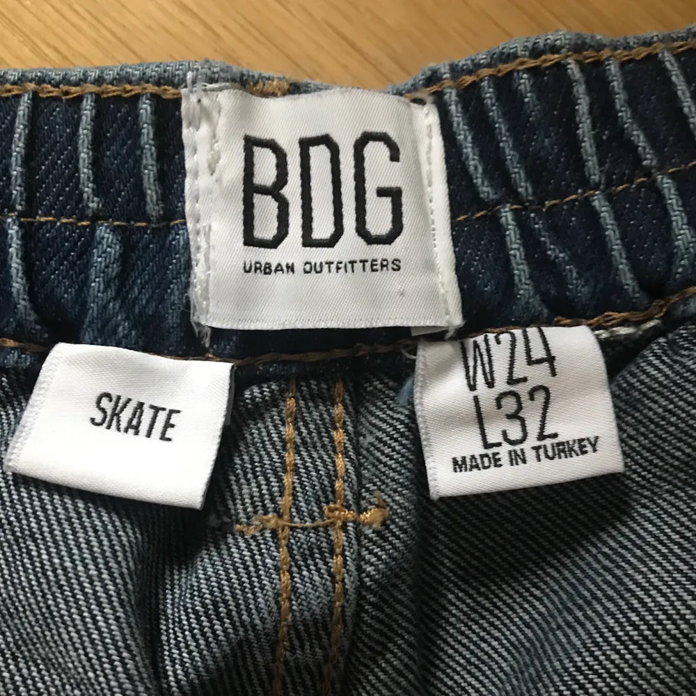 Skate/Streetstyle jeans, snygg passform och endast använda ca 2 gånger! Inga skador eller fläckar. Säljer pga att de är lite för korta för mig :( Köpta för runt 700 kr🥰 Köparen betalar frakt, men kan annars eventuellt mötas upp i Stockholm.. Jeans & Byxor.