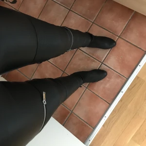 Skinnbyxor från Zara - Skinnbyxor från Zara i strl 34, men passar strl 36 med.❤️