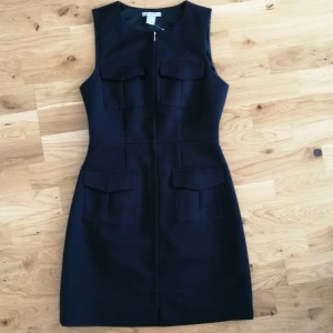 Marinblå klänning  - Använd 1 gång. Jätte bra material på tyget och det sitter jätte fint på! ❤️🎀 