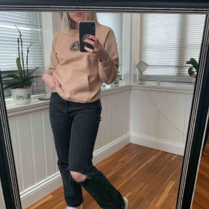  - Beige hoodie från STAY , har tagit bort snöret i luvan för det satt konstigt men annars nästan som ny ⚡️ lagom stor luva som man kan ha på sig bekvämt