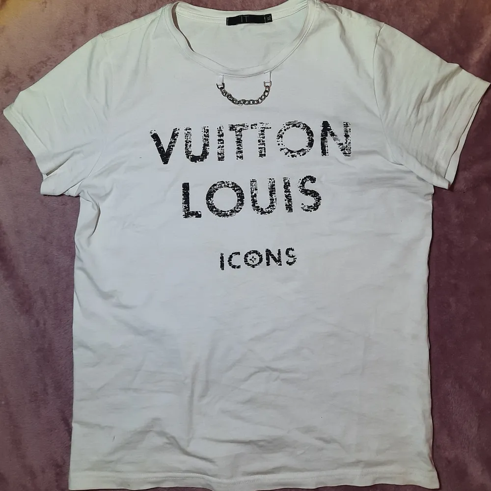 T-shirt från Louis Vuitton Icons. Legat i en låda och ej använts. Storlek passar M/L. Skickas spårbart så fort betalning inkommit. Kan finnas ev prutmån vid snabb affär . T-shirts.