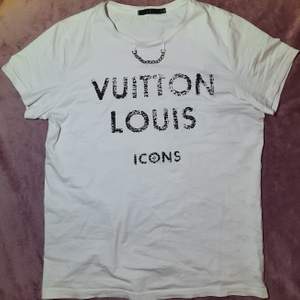 T-shirt från Louis Vuitton Icons. Legat i en låda och ej använts. Storlek passar M/L. Skickas spårbart så fort betalning inkommit. Kan finnas ev prutmån vid snabb affär 