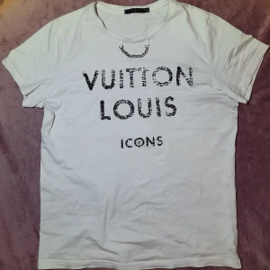 Louis Vuitton Icons T-shirt  - T-shirt från Louis Vuitton Icons. Legat i en låda och ej använts. Storlek passar M/L. Skickas spårbart så fort betalning inkommit. Kan finnas ev prutmån vid snabb affär 