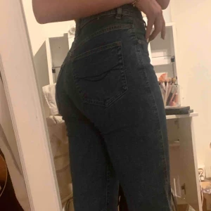  - Snygga highwaist jeans från pull n bear, strl 32 men är så pass stretchiga så skulle säga att de passar en 34 elr mer. Jätte sparsamt använda (Frakt ingår)