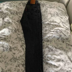  - Levis jeans i modell 501, bra skick, raka ben. Nypris är 1145kr