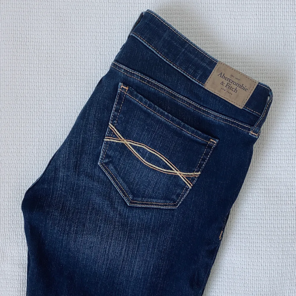 Använda fåtal gånger, nyskick storlek 2S - W26 L29. Snygg jeansfärg med aningen slitningar / ljusare partier på lår och knä. Skinny jeans. Jeans & Byxor.