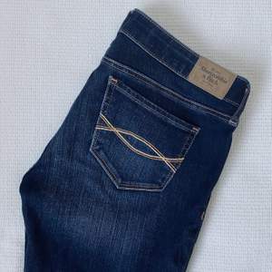 Använda fåtal gånger, nyskick storlek 2S - W26 L29. Snygg jeansfärg med aningen slitningar / ljusare partier på lår och knä. Skinny jeans