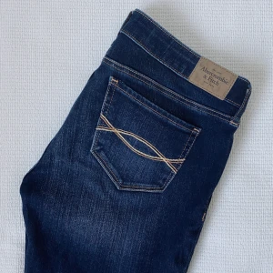 Abercrombie & fitch jeans - Använda fåtal gånger, nyskick storlek 2S - W26 L29. Snygg jeansfärg med aningen slitningar / ljusare partier på lår och knä. Skinny jeans