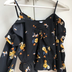 Somrig tröja i strl xs🌸 - Jättefin topp från H&M som tyvärr är för liten för mig, den är endast använd 2 gånger.             Pris + frakt💞