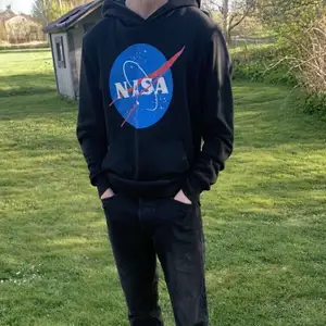 Tjock NASA hoodie. Pris kan diskuteras! Frakt 🚚: 65kr