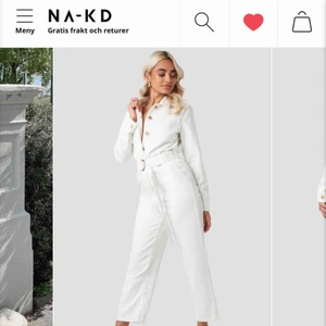  - Vit jeans jumpsuit ifrån nakd! Säljer pågrund att den inte kommer till användning. Köpt för 599kr. Frakt står köparen för 