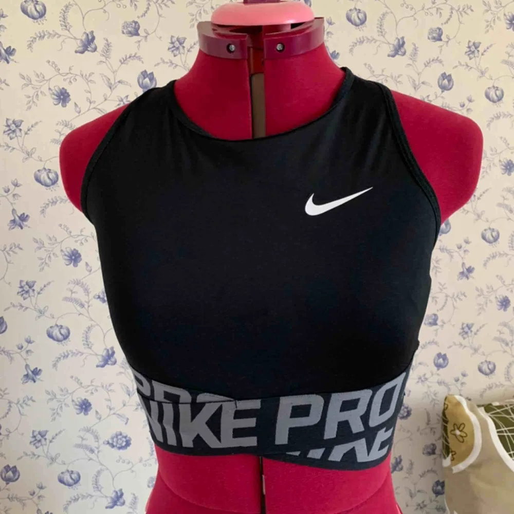 Sportbh/träningslinne, man kan välja, från Nike Pro.  Skön mesh i ryggen Sparsamt använd . Övrigt.