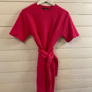 Jättefin klänning från bershka - Superfin klänning från bershka som man knyter i midjan i ett mysigt material 