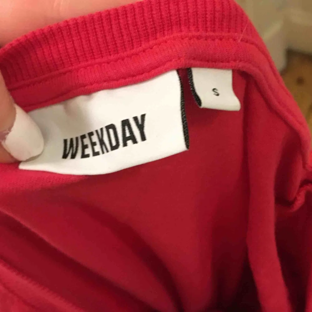 Röd/rosa tröja från Weekday! Väl använd men bra skick. Skulle gissa på inköpt för ca. 100-150kr. Toppar.