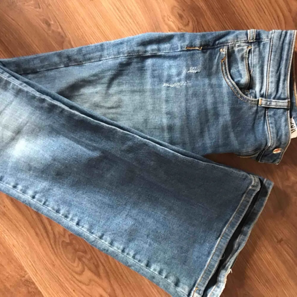 Säljer dessa blå snygga flare jeans från Zara i strl 38, lite långa på mig som är ca 167 . Jeans & Byxor.