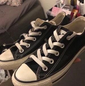 Converse All Star - Svarta låga Converse All Star i storlek 35, endast använda ett fåtal gånger då de tyvärr inte passade.