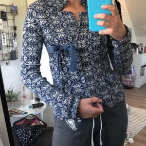 Off Molly kofta  - Blå och vit kofta från Odd Molly i storleken 0 som motsvarar xs. Säljer för 300kr då den är i fint skick.