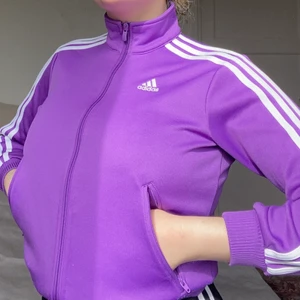 VINTAGE ADIDAS ZIP - Zip-fickor, strl. USA S/ UK 9-10Y, dvs barnmodell. Motsvarar XS i mina ögon. Säljer även den svarta på sista bilden!💜💖