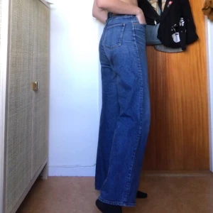 Monki ”yoko” jeans W29 - Väl använda Monki jeans, begagnat skick och en svart fläck (bild 3) därav priset. FRI FRAKT :)