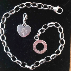  - Thomas sabo länkarmband för 300 (nypris 600) och berlock för 150. Säljer var för sig eller tillsammans för klumpsumma. Buda!🥰 (själva kedjan är 19 cm lång)