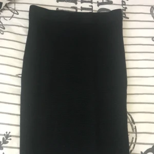 Kjol - •En tight kjol som är till knäna, från Bikbok.                 •I strl: S.                                                                •Använd några gånger. Frakt ingår!